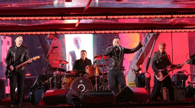U2 with Chris Martin & Bruce Springsteen – Live In Times Square (2014) HD Descarga